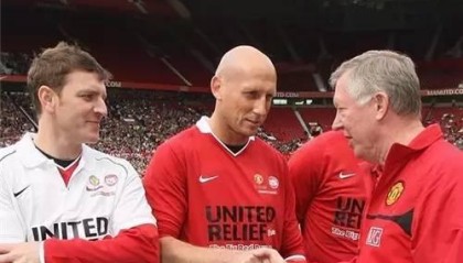  英超全明星慈善赛，传奇云集致敬希勒  