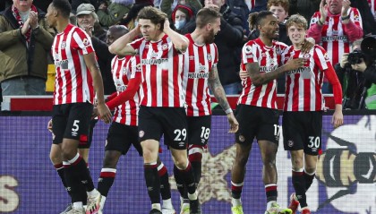  AC米兰防线送礼遭绝杀  