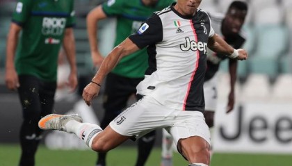  尤文图斯争议判罚受益保住联赛领头羊位置  