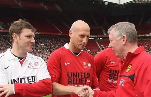  英超全明星慈善赛，传奇云集致敬希勒  